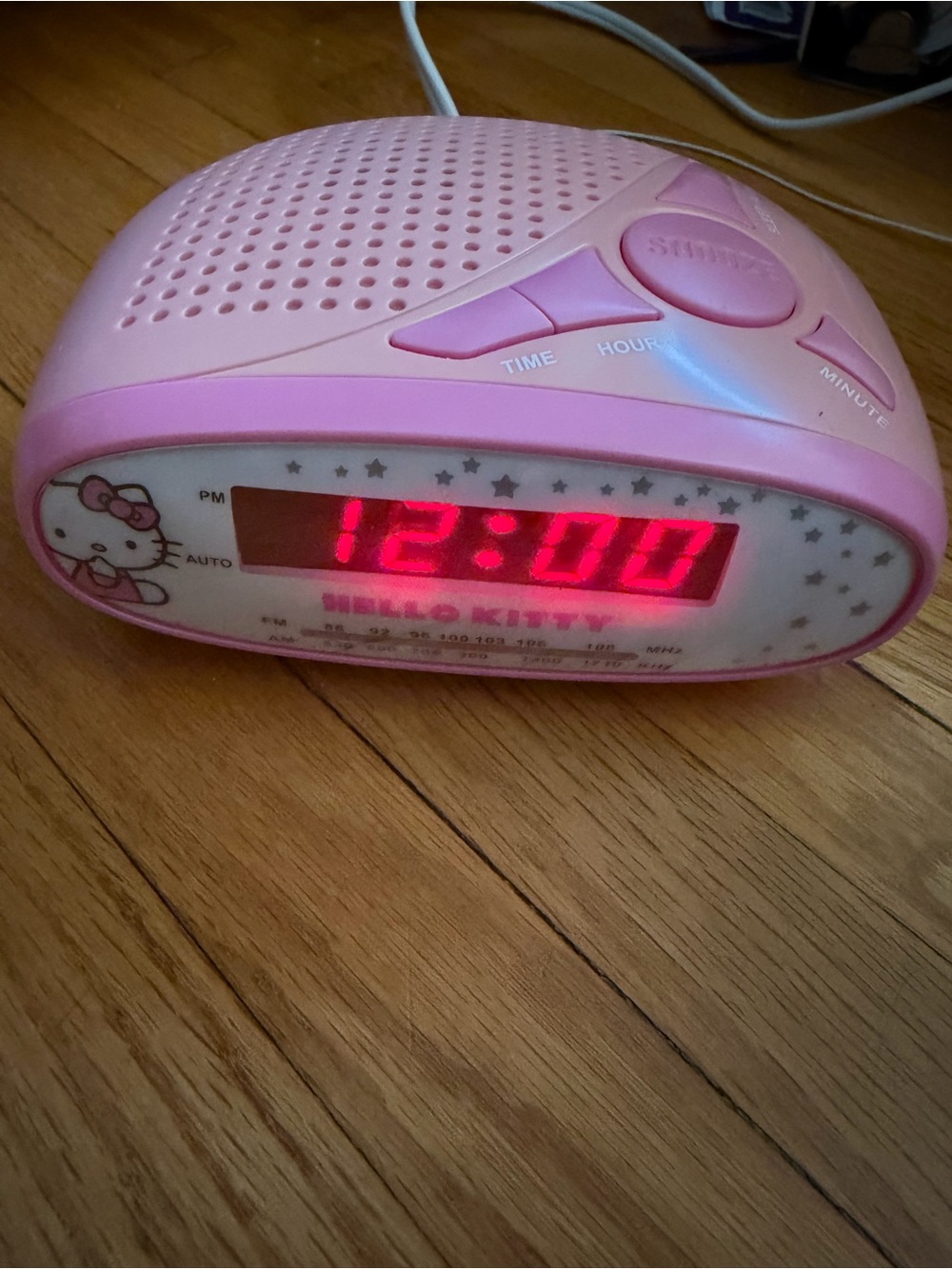 Hello Kitty Sanrio Alarm Clock and AM/FM Radio - Picture 2 of 4